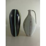 2 Keramikobjekte 50er Jahre, Vase am Boden bez. "Pisa", und Schenkkanne, h. je ca. 23,