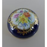 Meissen Deckeldose, kobaltblauer Grund mit polychromer Blumenmalerei, Schwertermarke, II.Wahl, h.