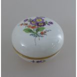 Deckeldose Meissen, Schwertermarke, polychrome Blumenmalerei, h. 5cm, d. 7,5cmMindestpreis: 20 EUR