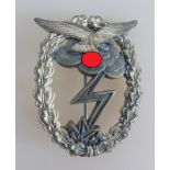 Erdkampfabzeichen, sog. 3. Reich, mit aufgenietetem Adler aus Buntmetall, guter Zustand,Hersteller