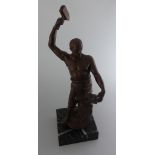 Metallguss-Skulptur, Schmied am Ambos, auf Steinsockel, Gesamthöhe 45cmMindestpreis: 70 EUR