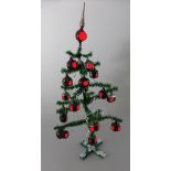 Tannenbaum, sog. 3.Reich, 20 Glaskugeln und Spitze, jeweils mit Swastika, h. 41cmMindestpreis: 150