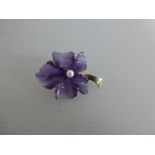 Brosche, geschnittener Amethyst in Blattform mit Perle, ca. 2,7cm x 2,1cmMindestpreis: 60 EUR