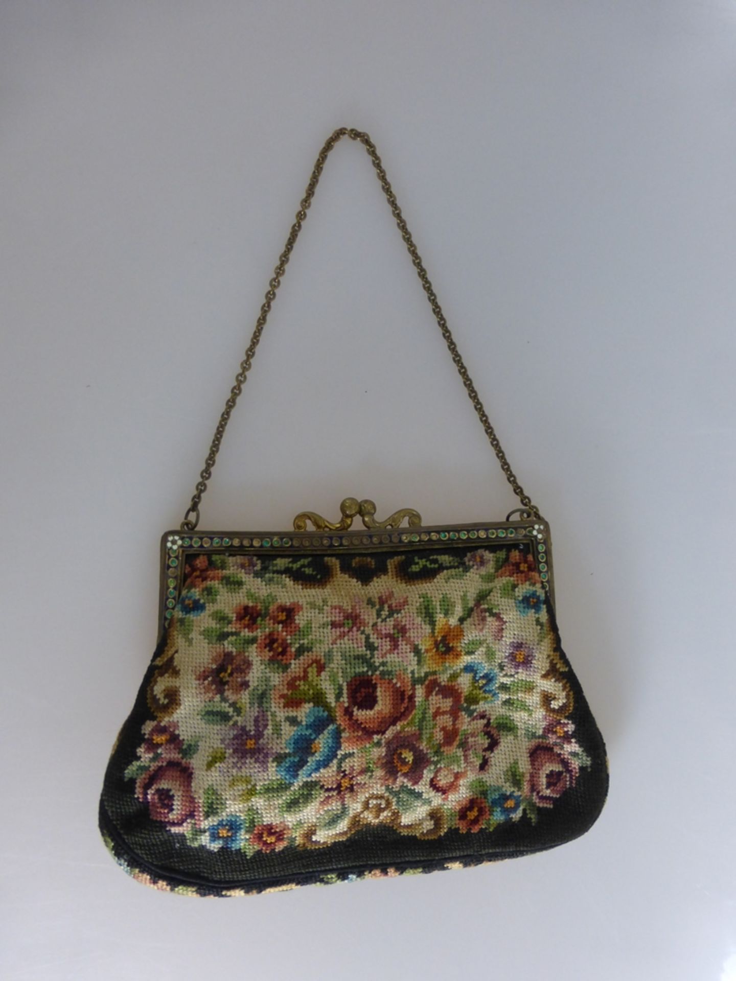 Abendtasche um 1920, Petit-Point-Stickerei, schwarzgrundig, farbiges Blumenmuster, ca.18cm x