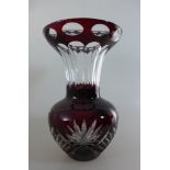 WMF Vase, farbl. Kristallglas, geschliffen, mit rotem Überfang, h. 26cmMindestpreis: 40 EUR