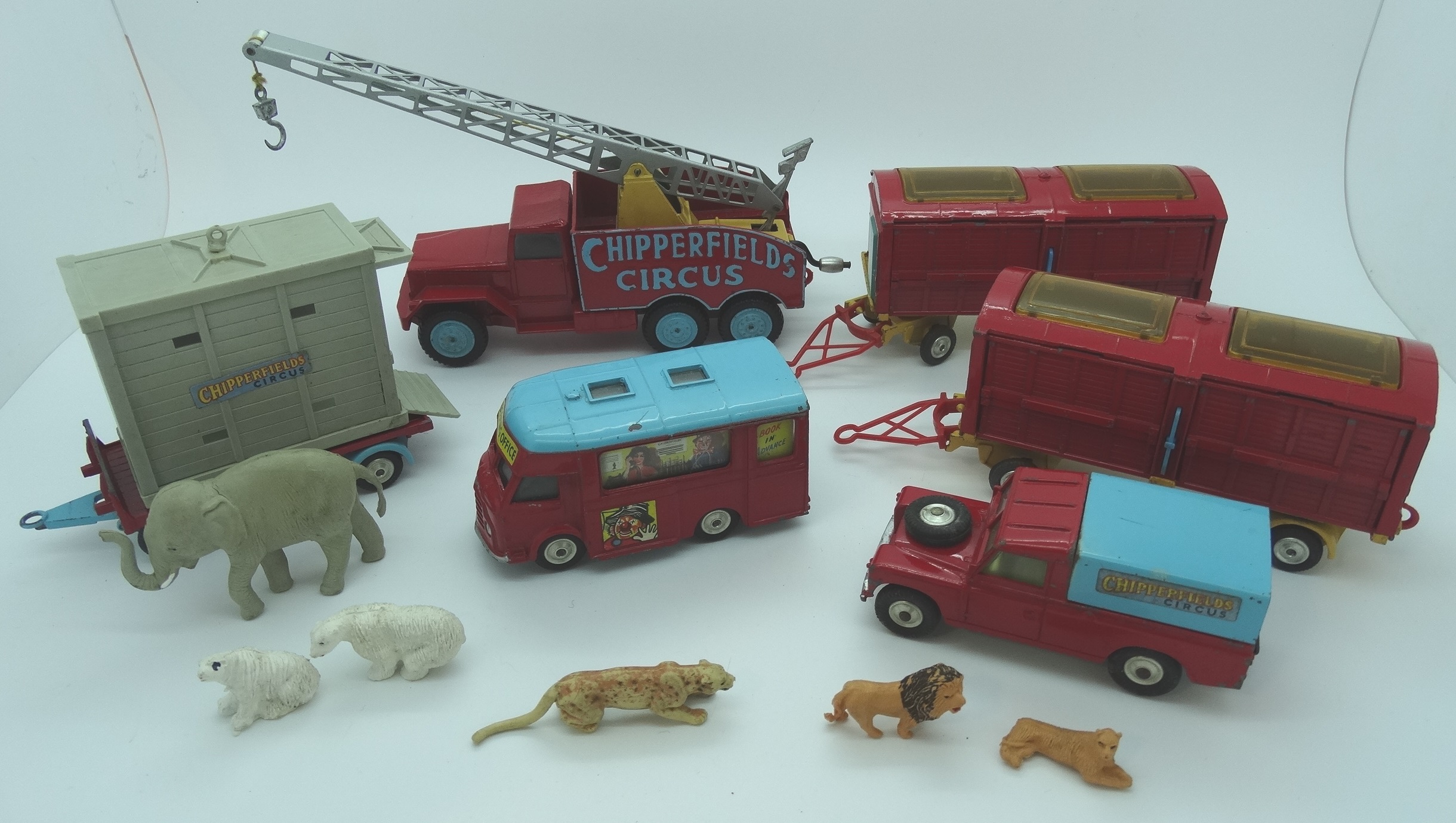 Corgi Gift set 23 - Chipperfields Circus inc. 1 Elephant, 2 Lions, 1 Leopard & 2 Polo Bears (box)
