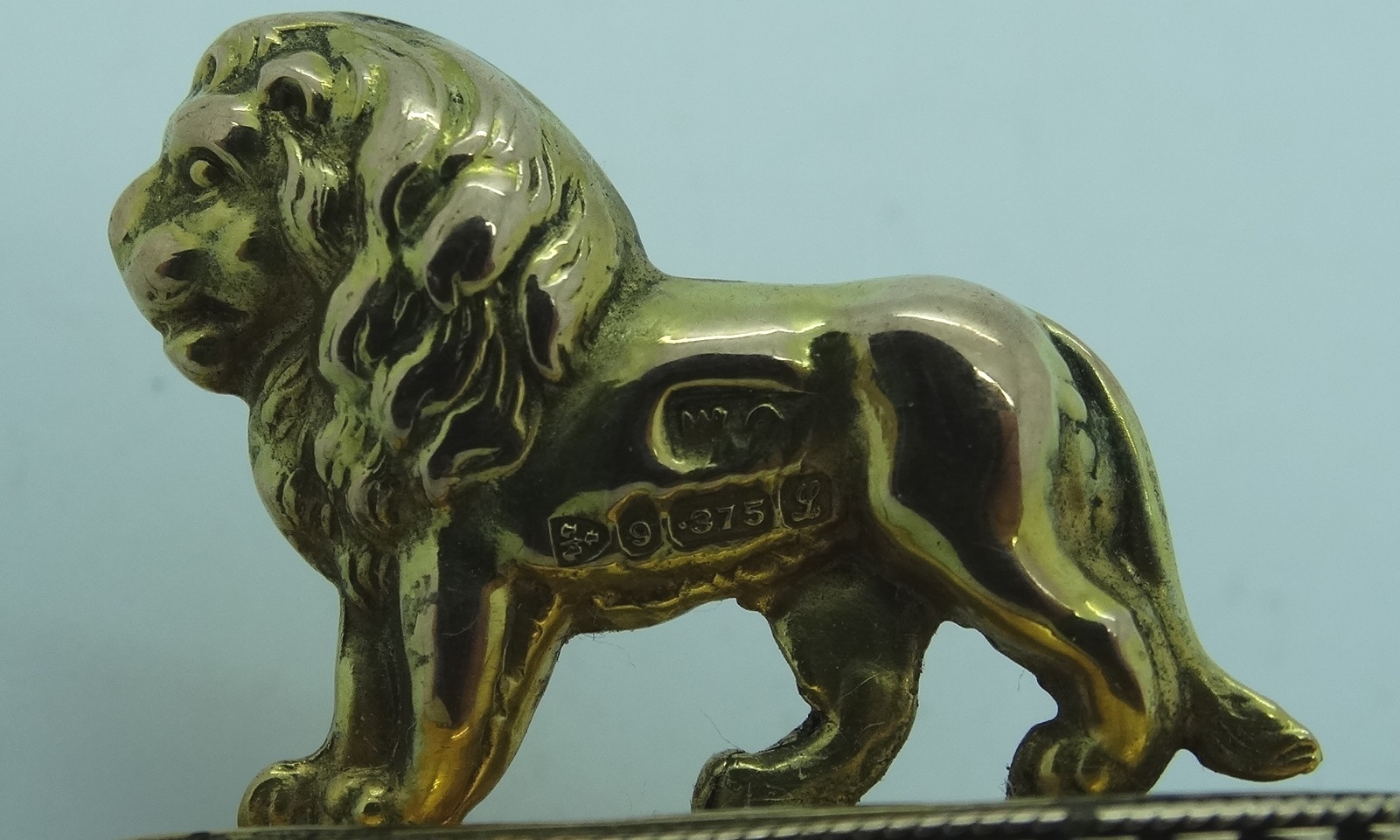 Lion claw surmounted by 9ct gold Lion - Image 2 of 2