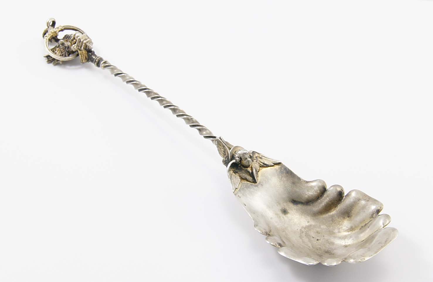 Early collectors 800 silver decorative spoon with shell bowl on twist stem with cherub and