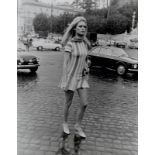 La Verde, Vittorio (1940-). Brigitte Bardot auf der Piazza del Popolo. Original-Photographie.