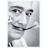 Halsman, Philippe (1906-1979). Salvador Dalí mit blumenbestücktem Schnurrbart.