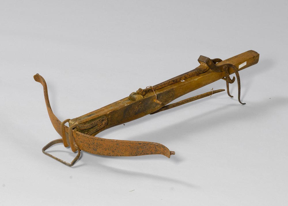 CROSSBOW, Switzerland, 17th/18th century. Broad steel bow (L 57 cm). Square wooden shaft. Iron