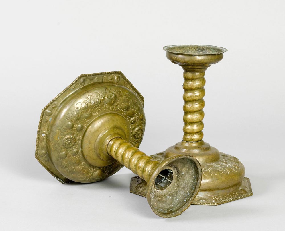 PAIR OF CANDLESTICKS, Baroque, 18th century. Chased brass. Cylindrical shaft. On a broad round - Image 2 of 2