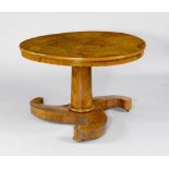 ROUND TABLE, Restoration, Biedermeier. Walnut decorated with marquetry. Round leaf. On castors. D