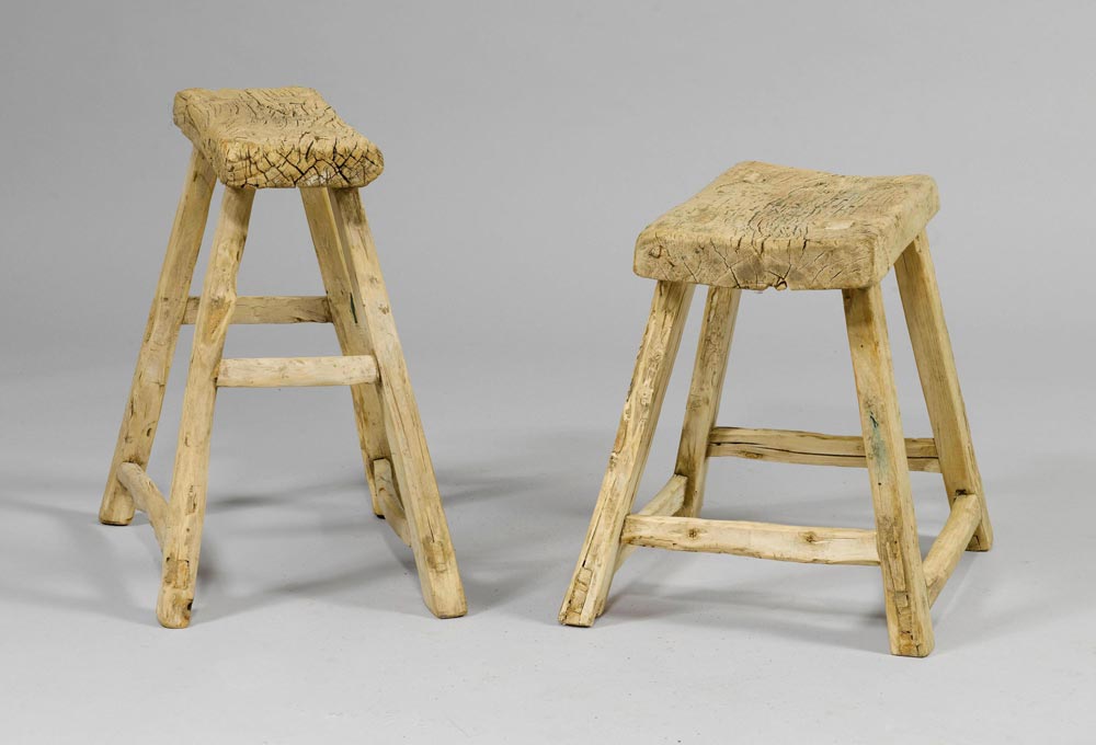 2 STOOLS, in the rustic style. Hardwood. Rectangular seat.    2 HOCKER, im rustikalen Stil. - Image 2 of 2