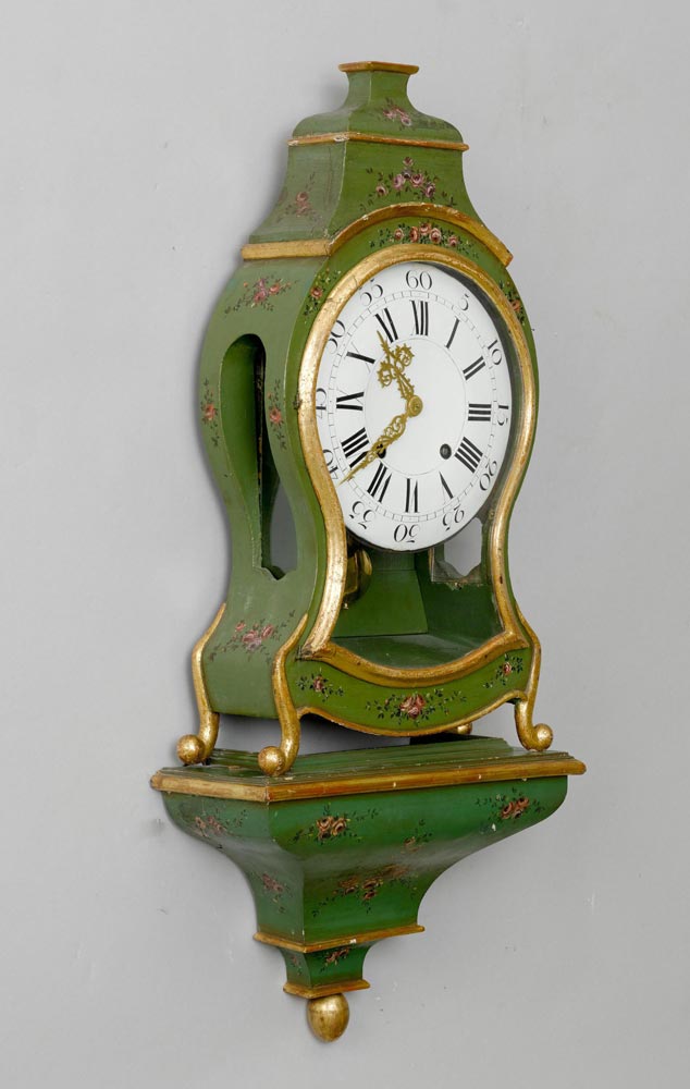 PAINTED CLOCK ON PLINTH, Louis XVI, Neuchâtel, ca. 1780. Curved wooden case, painted green and - Image 2 of 2