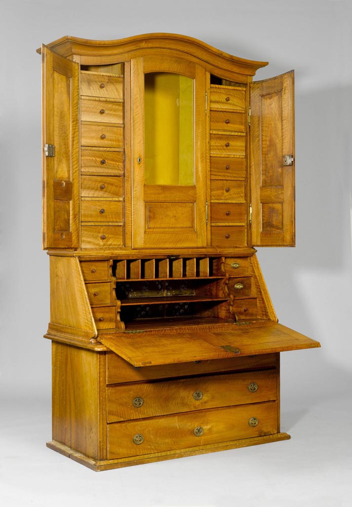 DEUX-CORPS WITH WATCH VITRINE, Baroque, Suisse romande, 18th century. Walnut. The upper part with