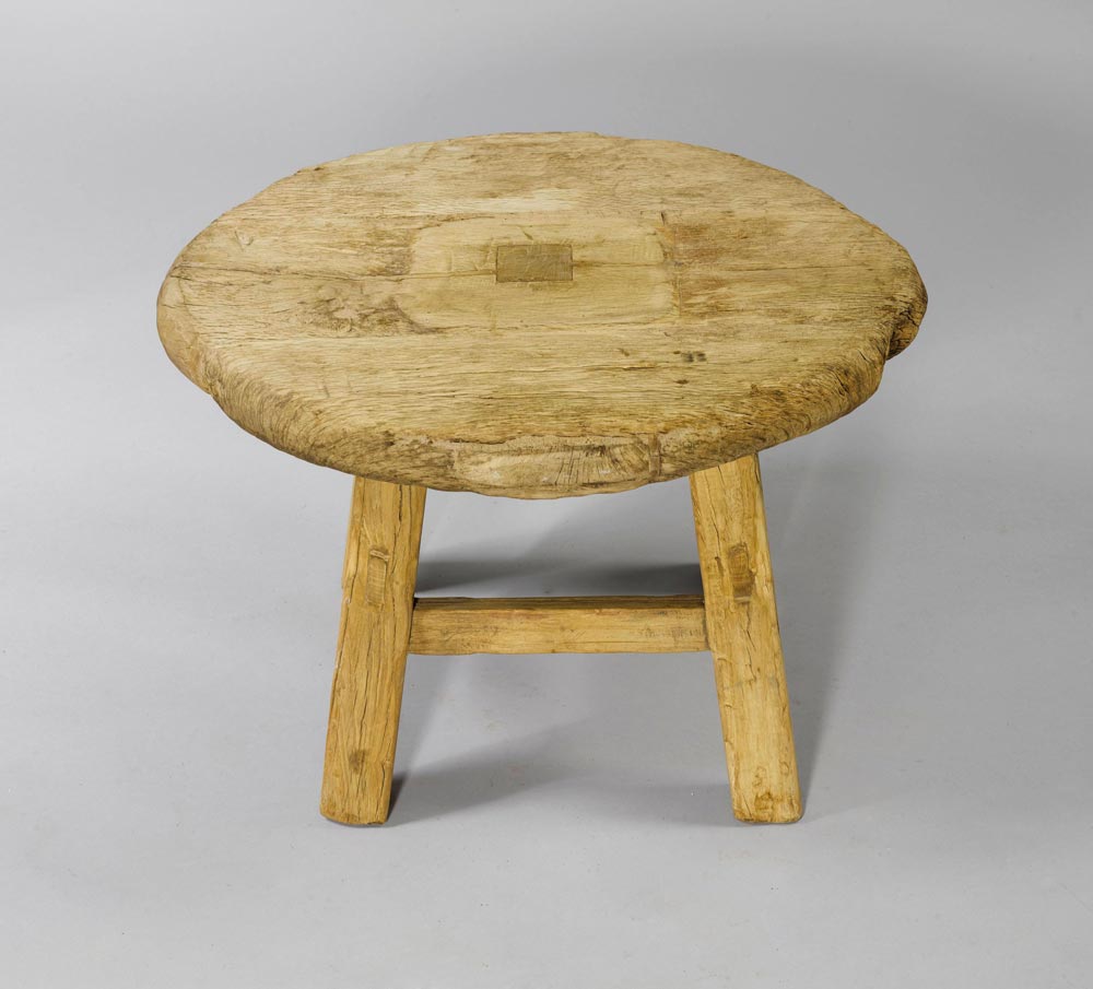 SALON TABLE, in the rustic style. Hardwood. Round leaf. D 65, H 50 cm.    SALONTISCH, im - Image 2 of 2