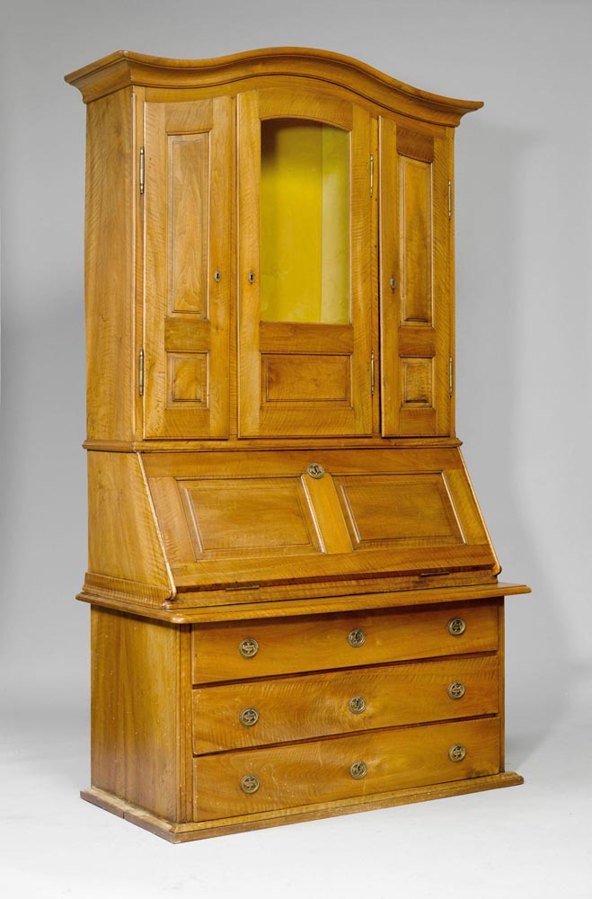 DEUX-CORPS WITH WATCH VITRINE, Baroque, Suisse romande, 18th century. Walnut. The upper part with - Image 2 of 2