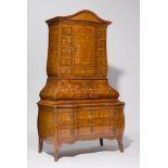 TABERNACLE WRITING COMMODE, Baroque, Germany, Main-Franconia, 18th century. Walnut inlaid with