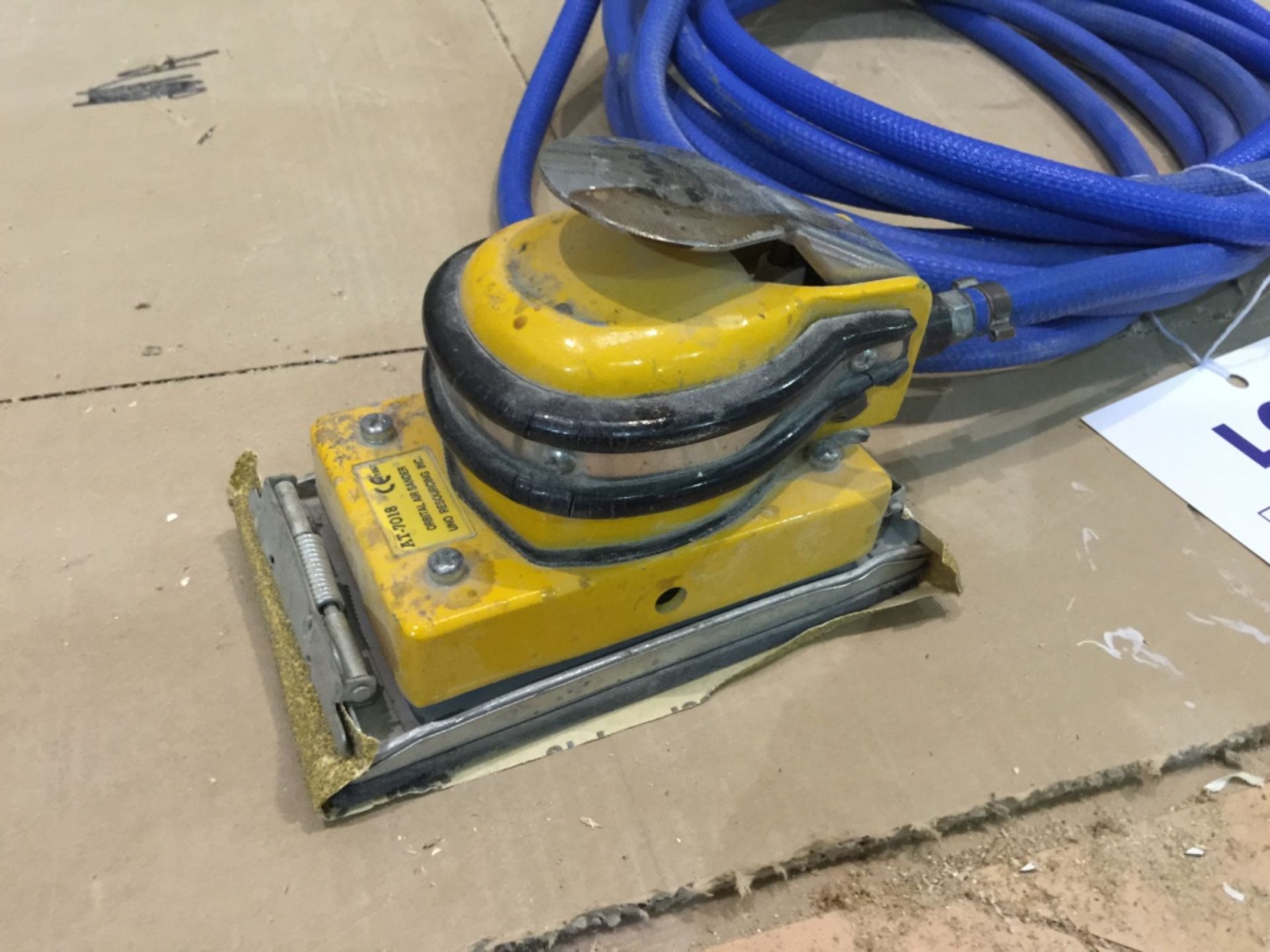 AMA AT/7018 Orbital Air Sander with Hose & Connect - Image 3 of 4