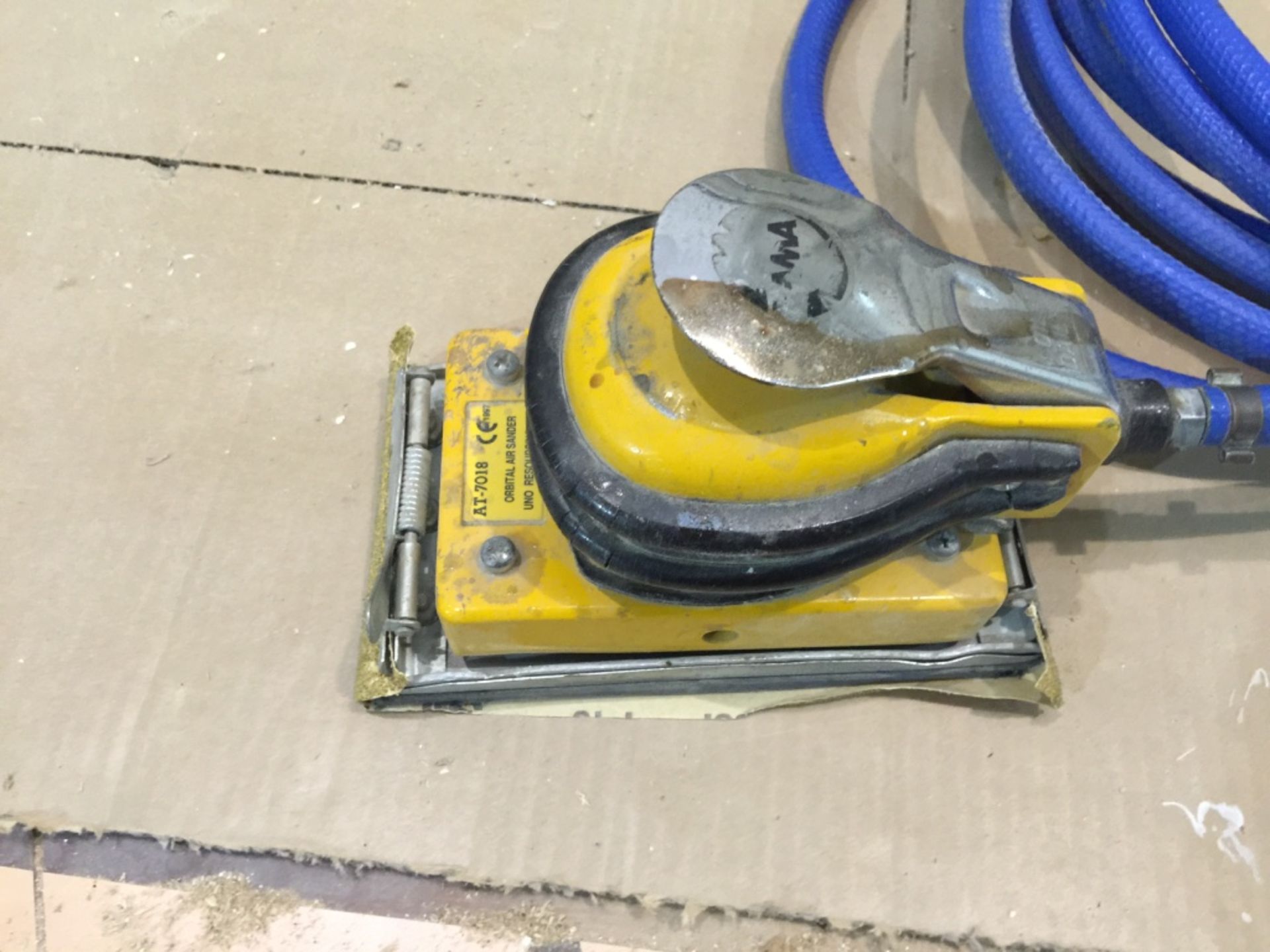 AMA AT/7018 Orbital Air Sander with Hose & Connect - Image 2 of 4