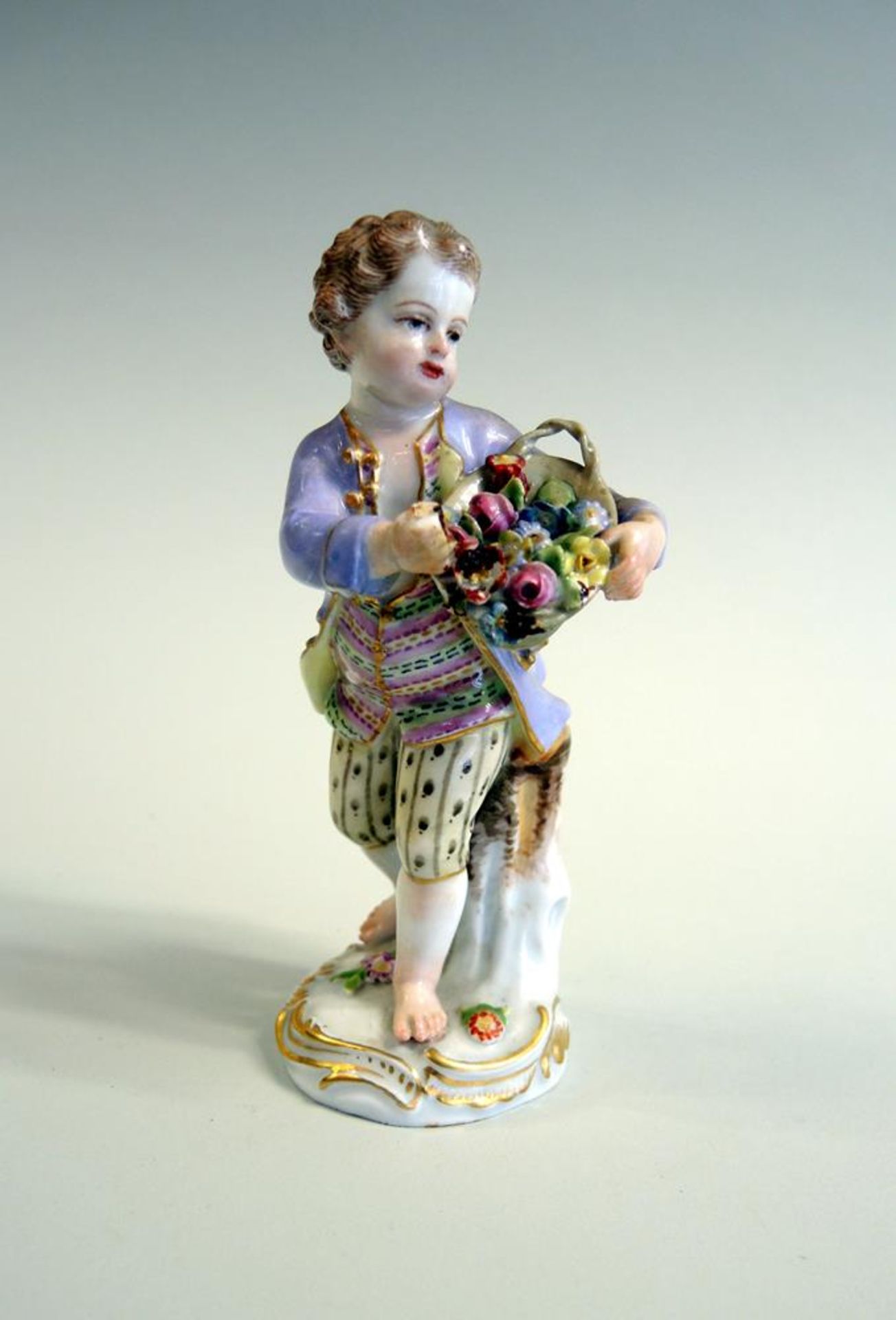 Meissen Porzellan Figur, Gärtnerkind mit BlumenkorbMeissen Porzellan Figur, Gärtnerkind mit