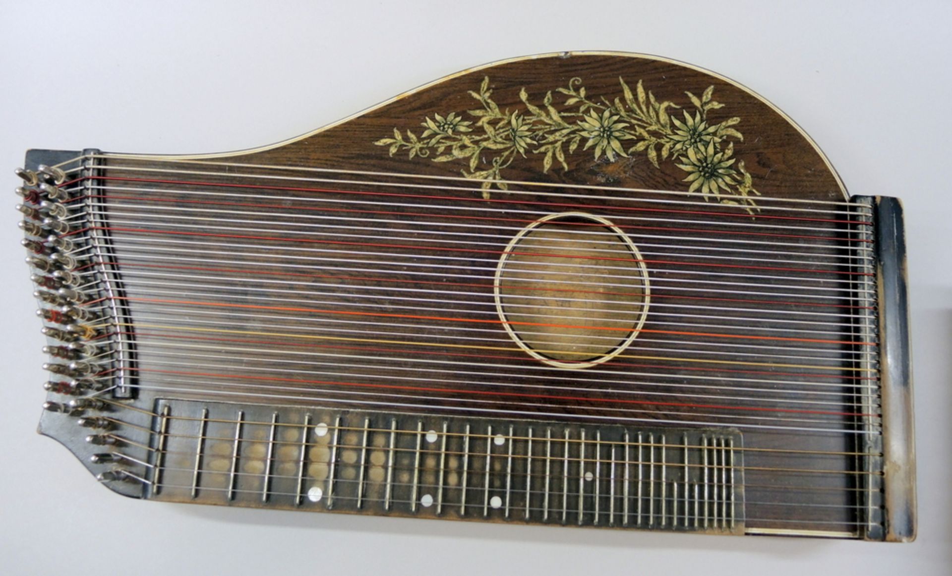 Alpenländische ZitherAlpenländische Zither im schwarzen Kasten, Edelweißmotiv, ohne Klebezettel,