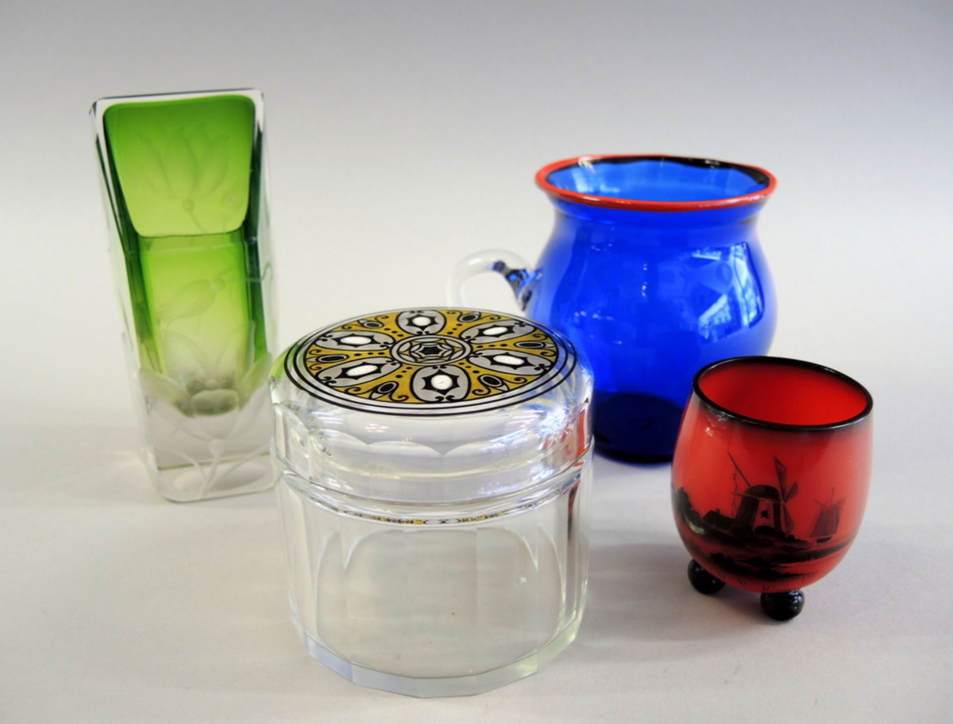 2 Vasen, Deckeldose und Henkelkrug2 Vasen, Deckeldose und Henkelkrug, Jean Beck, Glasfachschule