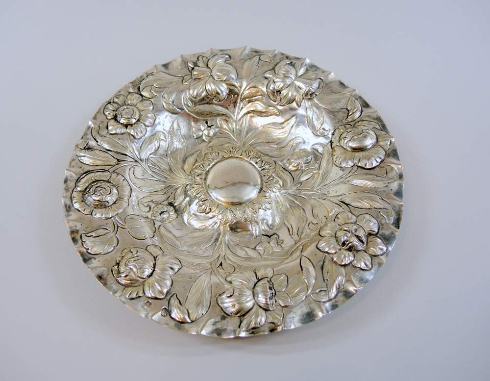 Meisterlicher Silberteller, wohl StraßburgMeisterlicher Silberteller, 12 Lot Silber, getrieben und