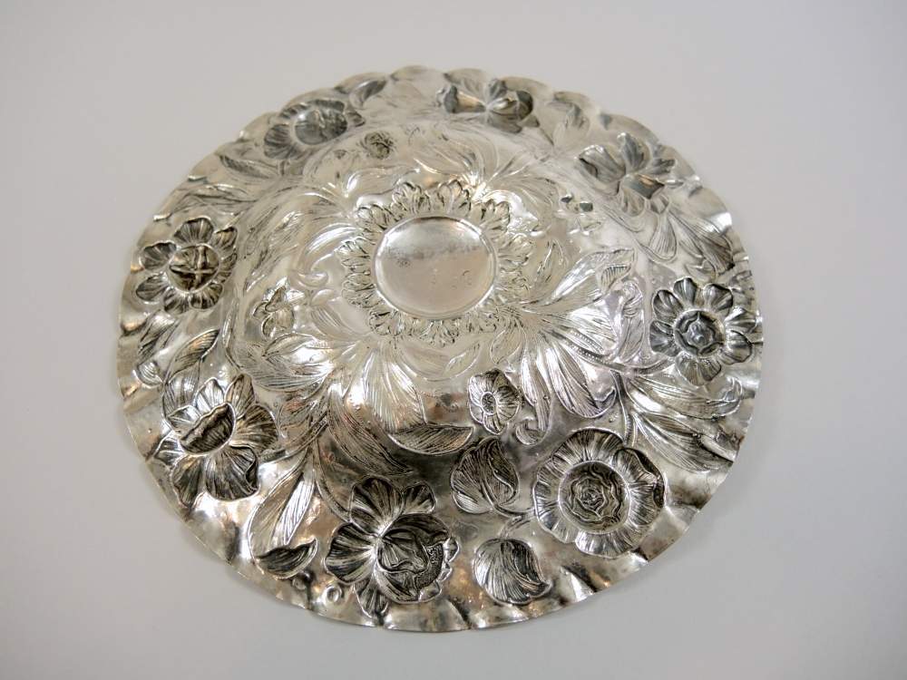 Meisterlicher Silberteller, wohl StraßburgMeisterlicher Silberteller, 12 Lot Silber, getrieben und - Image 2 of 3