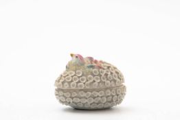 Deckeldose mit Küken  Polychrom in Pastellfarben bemalt. Eiförmig mit Blütenbelag.. H.:  5 cm, Br.:8