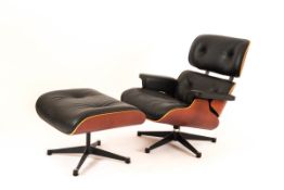 Eames  Lounge Chair und Ottoman  Modell 412076-65,  Schale Nussbaum, schwarzes Leder, Gestell
