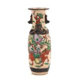 Vase mit Schlachtenmotiven  Schlanker balusterförmiger Korpus, Wandung mit zwei kämpfenden