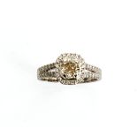 Ring mit Diamant  im  Cushion-Cut  750er WG. Glatte Ringschiene, sich gabelnde Schulter und