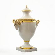 Bockskopf-Vase, Fürstenberg  Unbemalt mit Gold staffiert. Auf quadratischer Plinthe, runder Fuß,