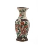 Drachenvase,  China um 1900  Porzellan polychrom bemalt, Fußrand und Schulter mit braunem