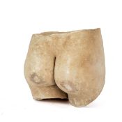 Antiker Halbtorso, wohl Pompeji oder Rom  Marmor. Ausgrabung. Fragment. H.:  30 cm ,Br. 27 cm.