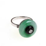 Ring mit Jade und Onyx  750er WG. Glatte Ringschiene,  runder Ringkopf mit  hellgrüner