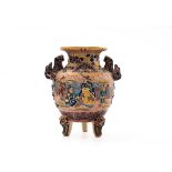 Ziervase, China  Keramik mit  polychromer Emailmalerei. Auf  drei Füßen mit Groteskenköpfen