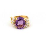 Ring mit Amethyst und Diamanten  14 ct. GG. Glatte schmale Ringschiene,  Schulter mit kleinen