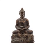 Buddha, China um 1800  Bronze, dunkel patiniert. Auf halbkreisförmigen Sockel mit  5 kleinen