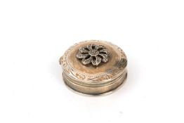 Pillendose, um 1900  925er Silber.  Runder Form, leicht gewölbter Scharnierdeckel mit applizierter