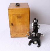 Mikroskop, ROW  Herst. VEB Rathenower Optische Werke,  Rathenow, Modell-Nr. 64630. Im Holzkasten.