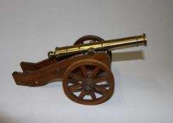Modell-Kanone  Messing, Holz. Kanone auf einer Lafette montiert. L.: 27, 5 cm.