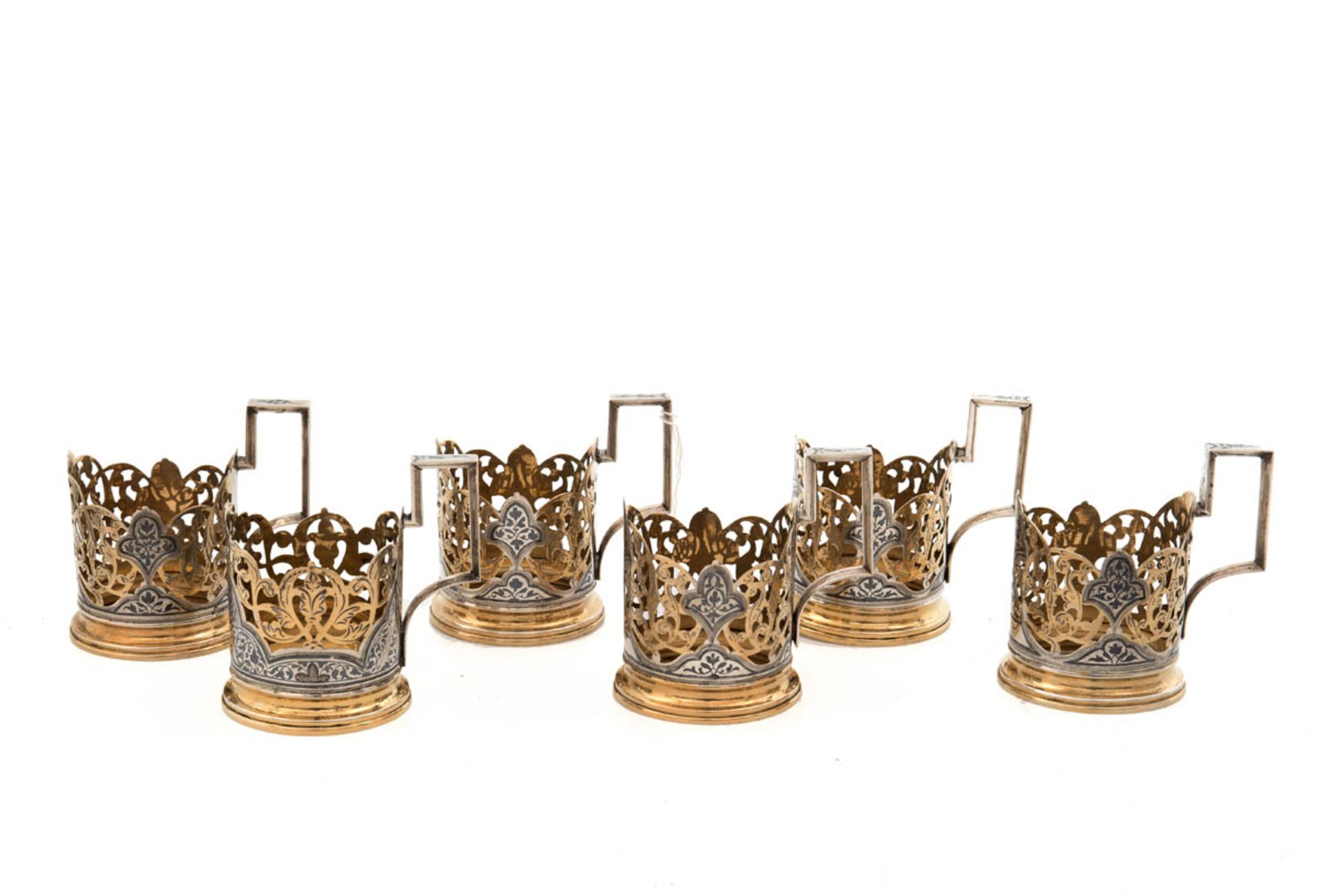 6  Teeglashalter, Russland um 1900  Silber, vergoldet, florale Ornamente in Niello-Technik. Runder