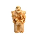 Netsuke Schauspieler  Bein, geschnitten, graviert. Sign. H.:  5,5 cm.