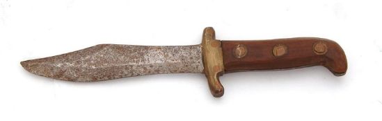 Grabendolch  Geschweifte Rückenklinge, Holzgriff mit Kupfernieten. L.: 25 cm.