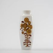 Vase mit Goldblumen, Fürstenberg 20. Jh.  Schlanker leicht gebauchter Korpus,Schauseite mit