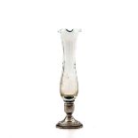 Orchideenvase,  um 1920  Sterling-Silber, farbloses Glas. Runder Fuß mit Taurelief, kurzer Schaft,