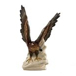 Adler auf Felssockel  Fayence, naturalistisch staffiert.  Figur des  auffliegenden Adlers. H.:  59